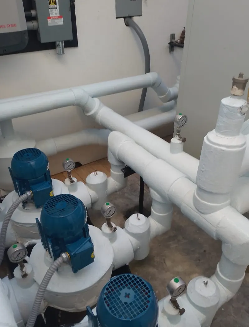 Bombas y tubería aislada de un sistema de agua helada — obra de Grupo Green Air en Los Cabos