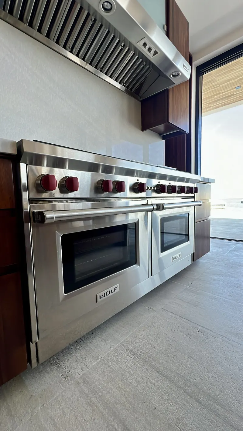 Cocina residencial con rango profesional Wolf y gabinetes de madera