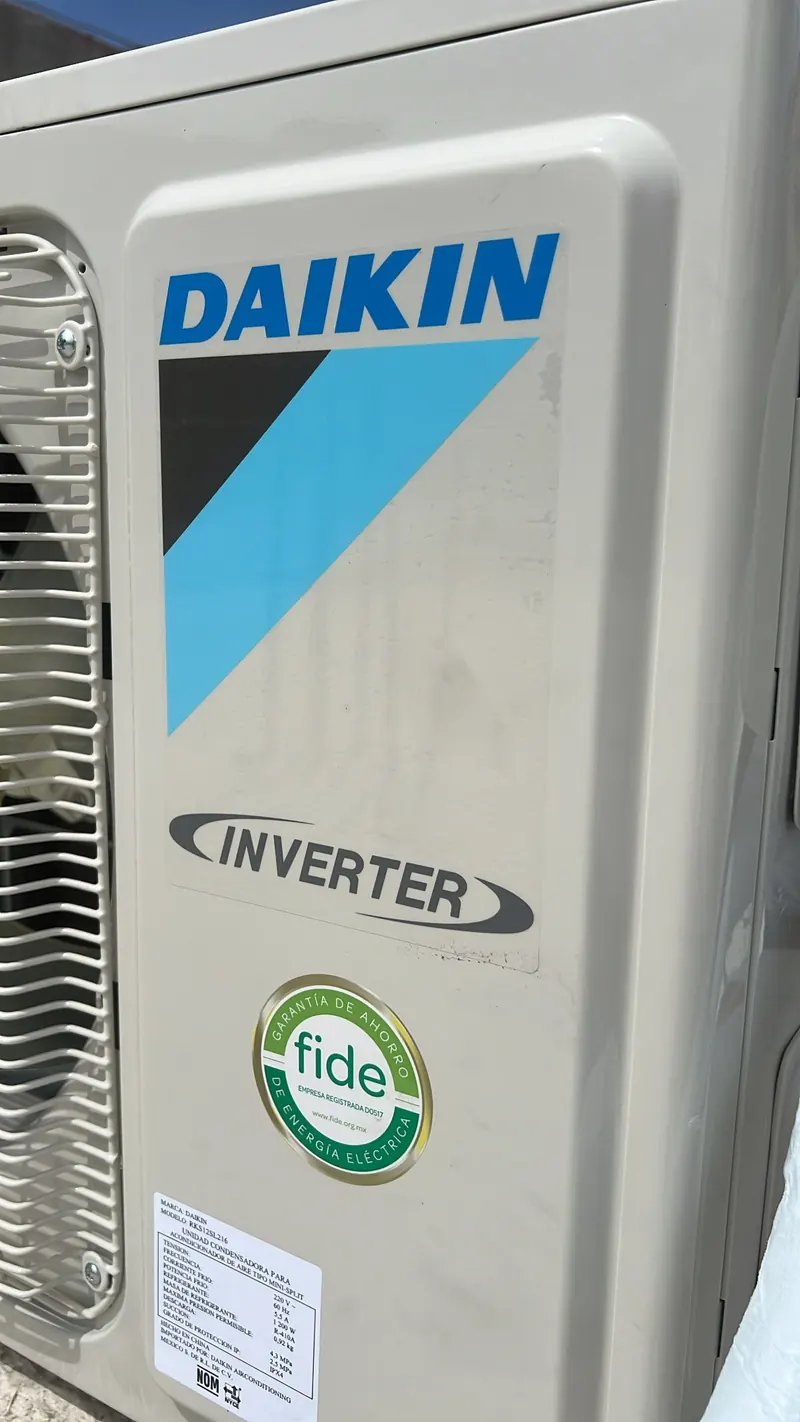 Equipo Daikin Inverter con sello de eficiencia FIDE — obra de Grupo Green Air en Los Cabos