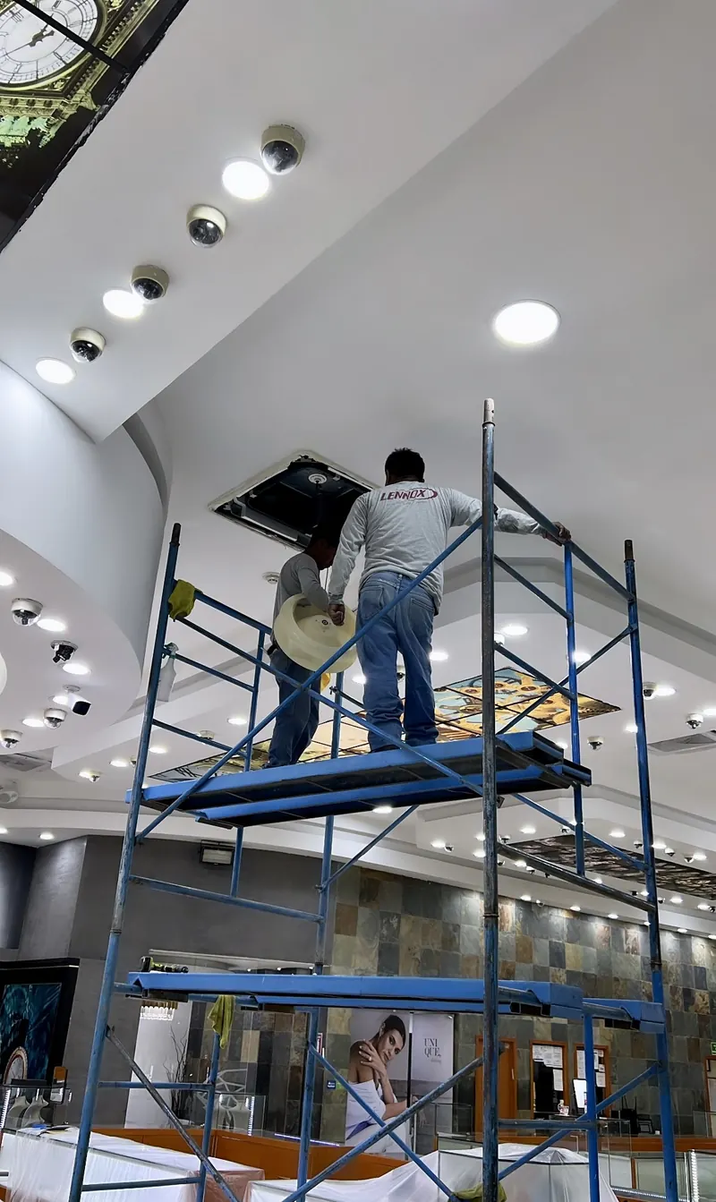 Instalación de casete en plafón de local comercial — obra de Grupo Green Air en Los Cabos