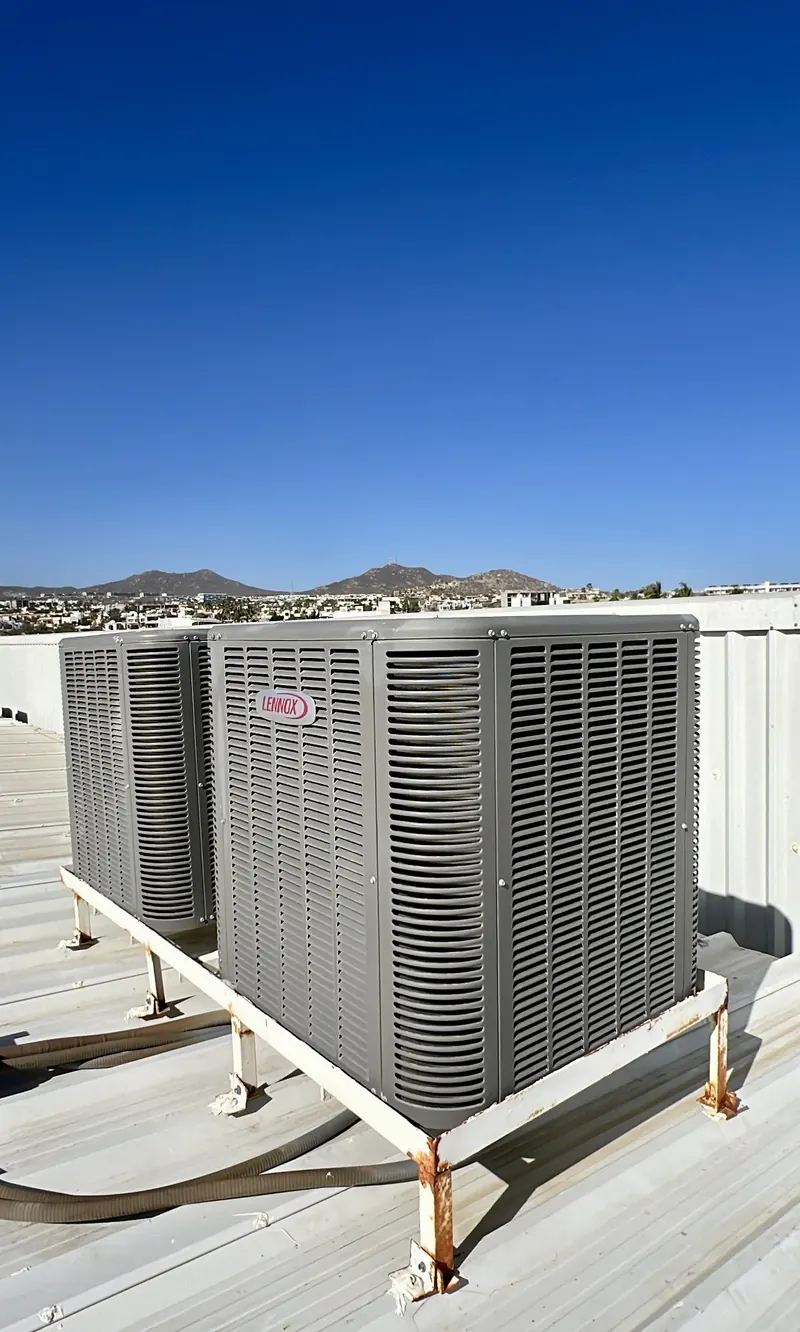 Condensadoras Lennox sobre bases en azotea — obra de Grupo Green Air en Los Cabos