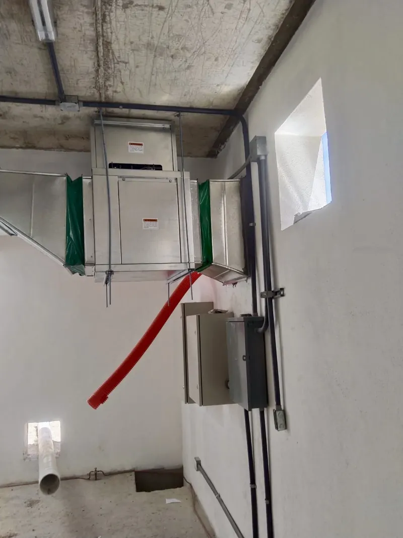 Manejadora suspendida con conexiones de ductería — obra de Grupo Green Air en Los Cabos