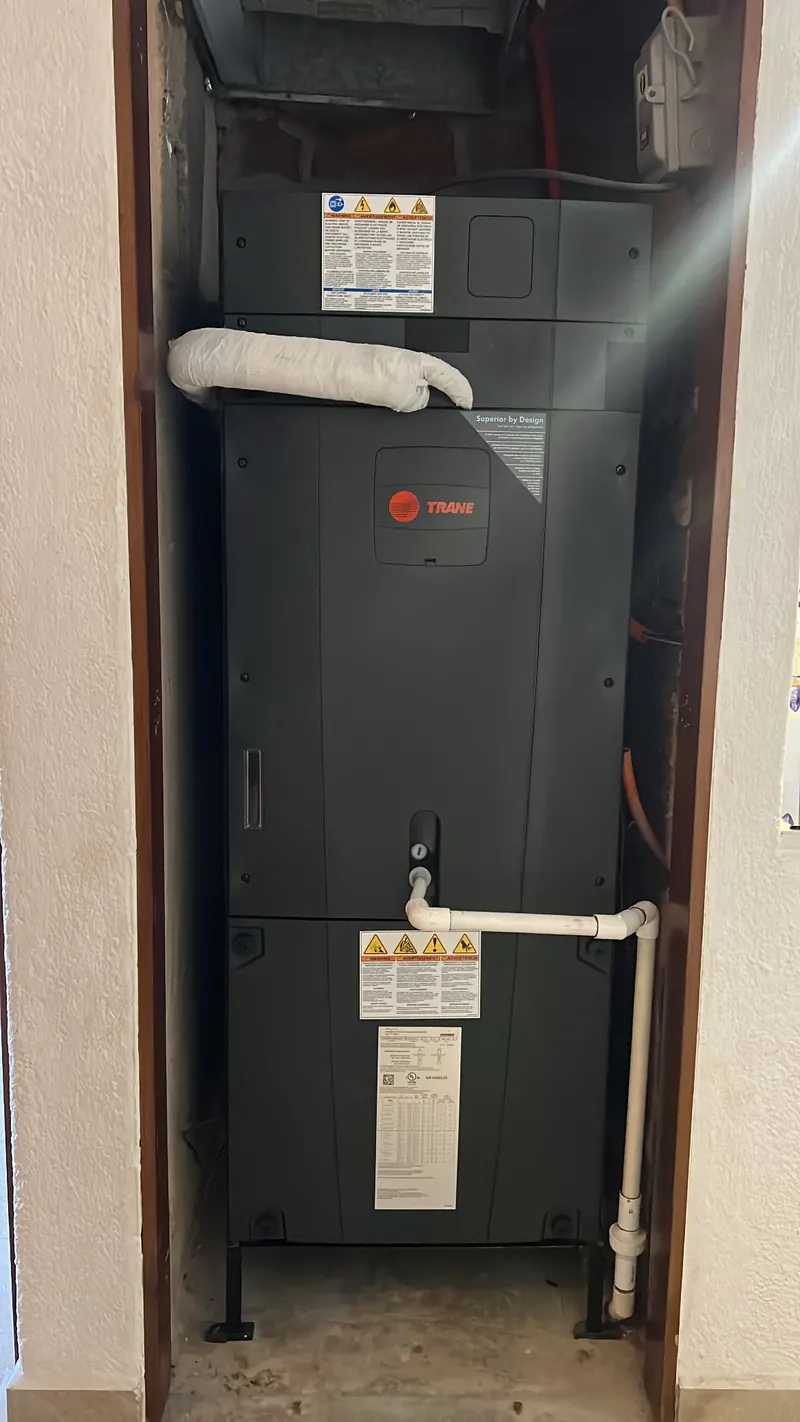 Manejadora Trane con drenaje de condensados en cuarto de máquinas — obra de Grupo Green Air en Los Cabos