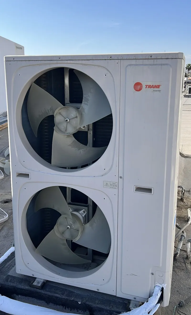 Condensadora VRF Trane de doble ventilador en azotea — obra de Grupo Green Air en Los Cabos